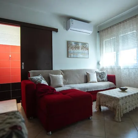 Eva's House With 2 Bedrooms And Private Courtyard Ferienhaus *